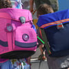 Bunt, praktisch, teuer: Schulranzen kosten viel Geld.
