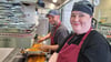 Christian Schreiber und Kollegin Maria Hauer sind Teil des Küchenteams vom Bahnhofsbistro "Gleis 3" in Haldensleben.