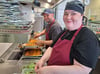 Christian Schreiber und Mitarbeiterin Maria Hauer sind Teil des Küchenteams vom Bahnhofsbistro "Gleis 3".