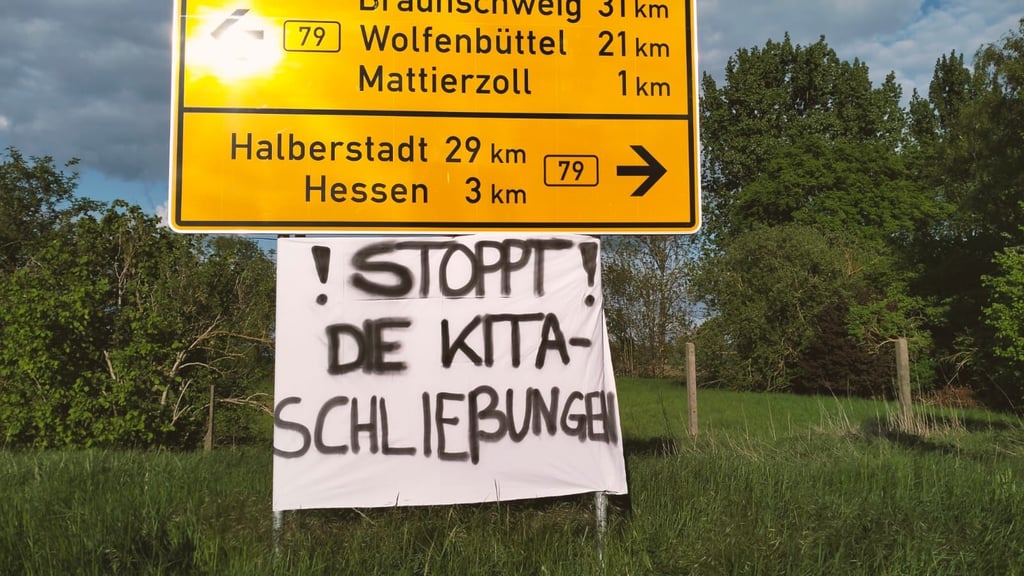 Protestplakate gegen die Kita-Schließungspläne finden sich im gesamten Osterwiecker Stadtgebiet, wie dieses hier an der B 79.