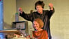 Gero Wachholz als Roboter mit Mordabsichten an seiner Herrin Carolin Serafin. Szene aus „Der getreue Roboter“ von Stanislaw Lem, aufgeführt von der Freien Bühne Wendland. 