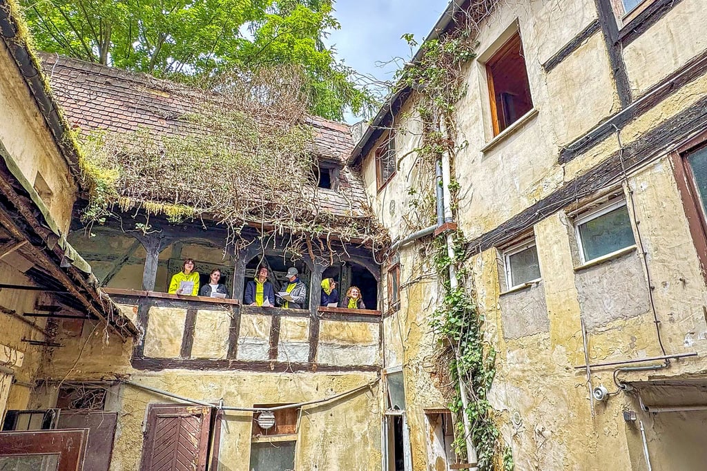 Der Innenhof des lange leerstehenden Hauses Rahnestraße 17 in Zeitz besitzt einen morbiden Charme. Junge Freiwillige der Jugendbauhütten dokumentieren derzeit den Zustand des Hauses für eine geplante Sanierung und Restaurierung.