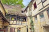 Der Innenhof des lange leerstehenden Hauses Rahnestraße 17 in Zeitz besitzt einen morbiden Charme. Junge Freiwillige der Jugendbauhütten dokumentieren derzeit den Zustand  des Hauses für eine geplante Sanierung und Restaurierung.