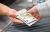 Der Hausbesitzer ließ sich das Geld in einer Bankfiliale auszahlen und übergab es den betrügern. 