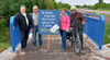 Alles wird gut. Vier Kämpfer für den Radweg von Barby nach Pömmelte trafen sich an der neuen Landgrabenbrücke mit einem „historischen“ Plakat. Von links Rainer Bittersmann, Frank Bläsing, Karin Knopf und Werner Zenker. Der neue Radweg soll einen Tag vor Himmelfahrt offiziell frei gegeben werden.