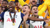 Timo Werner feiert mit den Kollegen.