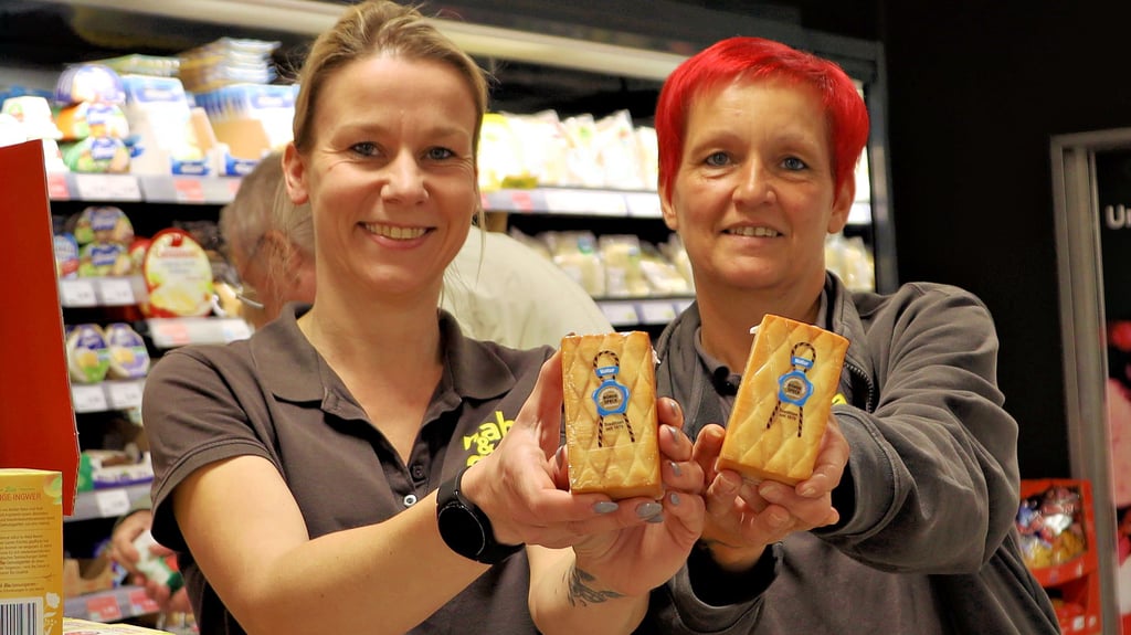 Die Samsweger Marktchefin Nicole Müller (links) und ihre Mitarbeiterin Doreen Bürger freuen sich über den „Bördespeck“, der jetzt wieder in den Regalen liegt. Der berühmte Rauchkäse war bis vor etwas mehr als einem Jahr in Vahldorf in der Niederen Börde hergestellt worden.