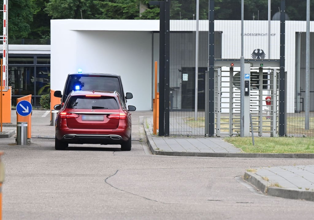 Festgenommene Verdächtigte kommen zur Haftprüfung in den Bundesgerichtshof in Karlsruhe.