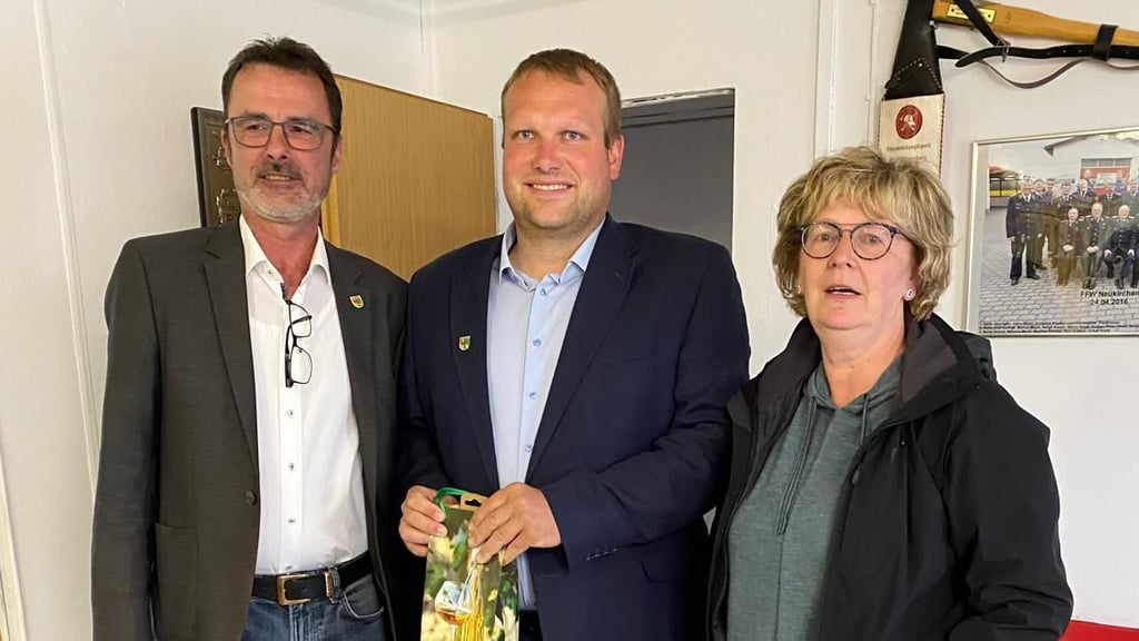 Glückwünsche am Wahlabend, 18. Mai 2025, in Neukirchen (von links): Verbandsgemeindebürgermeister Rüdiger Kloth, frisch gewählter Bürgermeister der Altmärkischen Wische Tim Homann, stellvertretende Bürgermeisterin Kerstin Musche.