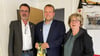 Glückwünsche am Wahlabend, 18. Mai 2025, in Neukirchen (von links): Verbandsgemeindebürgermeister Rüdiger Kloth, frisch gewählter Bürgermeister der Altmärkischen Wische Tim Homann, stellvertretende Bürgermeisterin Kerstin Musche. 