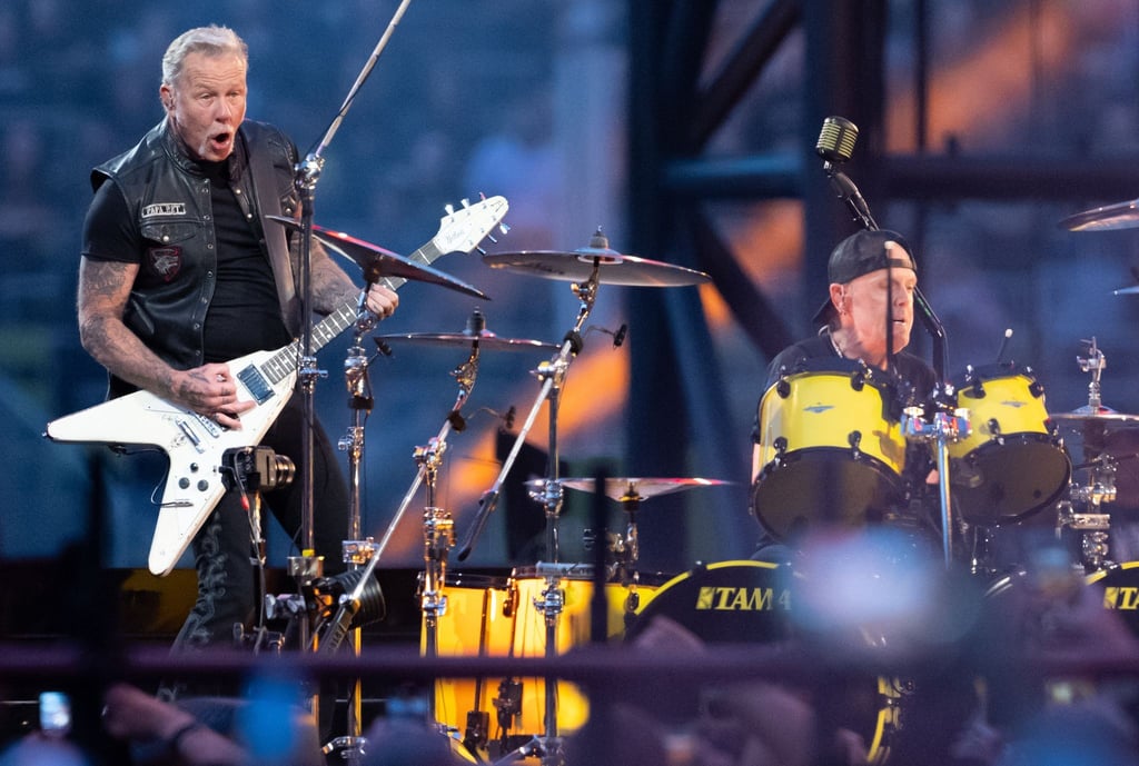 James Hetfield (l), Sänger und Gitarrist, und Lars Ulrich, Schlagzeuger, von der US-Metal-Band Metallica stehen im Münchner Olympiastadion auf der Bühne.