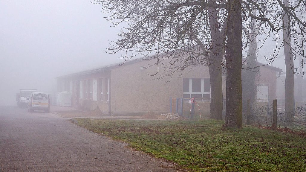 So wie die im Umbau befindliche Kita „Schlossgeister“ auf dem Foto im Nebel liegt, steht es auch um ihre Zukunft: Wird der Umbau fortgeführt oder kommt es gar zu einem Baustopp?