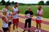 Spendenübergabe der Laufgruppe des SV Blankenburg an den Verein für krebskranke Kinder im Harz (von links) und Applaus für dessen Arbeit: Cornelia Klockau, Ingo Nolte, Maik Uhde, Avery Kolle vom Verein für krebskranke Kinder Harz und Kai Wiesel.