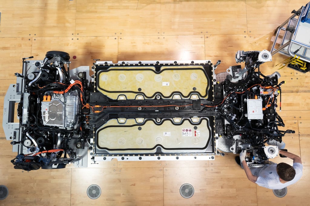 Elektroauto in der Herstellung. Die braucht in der Regel - vor allem wegen der Batterie - mehr CO2 als bei einem Verbrenner, im Betrieb wird das aber mehr als ausgeglichen. (Archivbild)