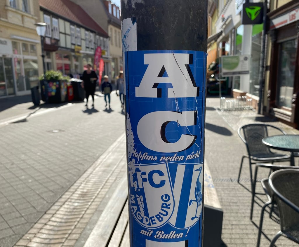 Wie in anderen Städten auch, sind in der Innenstadt von Burg Aufkleber, die im öffentlichen Bereich etwa an Laternenmasten geklebt werden, ein optisches Ärgernis.