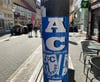 Wie in anderen Städten auch, sind in der Innenstadt von Burg Aufkleber, die im öffentlichen Bereich etwa an Laternenmasten geklebt werden, ein optisches Ärgernis.