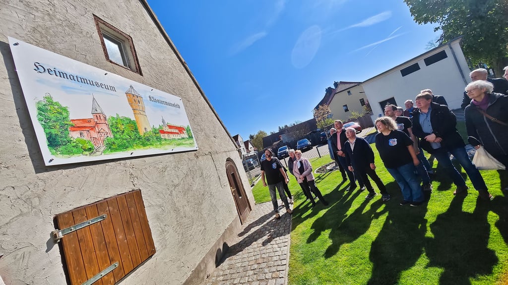 Ein Bild mit dem Schriftzug "Heimatmuseum Klostermansfeld" schmückt die Giebelwand.