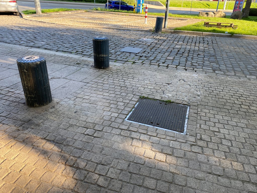 Seit 2019 sind die versenkbaren Poller an den Zufahrten zu Holz- und Fischmarkt defekt.