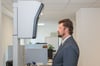 Lützens Bürgermeister Mirko Kother (parteilos) testet als "Versuchskaninchen" den neuen Passbild-Automaten im Einwohnermeldeamt.