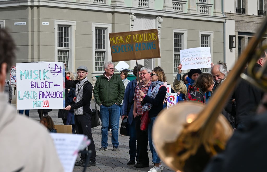 Schüler, Eltern und Lehrkräfte von Musik- und Kunstschulen demonstrieren und musizieren vor dem Landtag in Potsdam.
