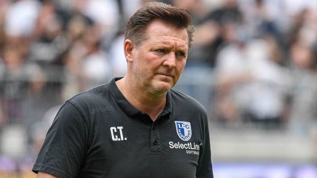 Christian Titz steht vor einem Absprung vom 1. FC Magdeburg. Fans verlieren die Ungeduld im Poker um dessen Zukunft.