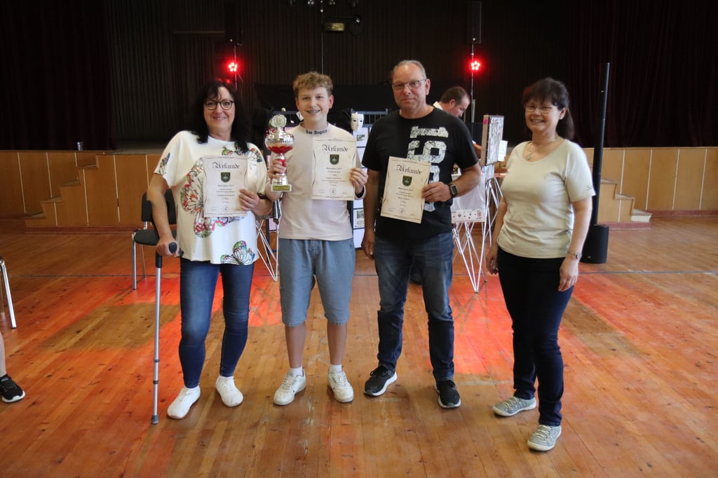Heidrun Schumann, Jason Schumann und Mario Wagner sicherten sich den Familienpokal - übergeben von Sabine Gräfe (von links).