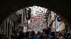Traditionell wird die zwischen den Häusern auf der Krämerbrücke zum Krämerbrückenfest eine Kunstinstallation angebracht. (Archivbild)