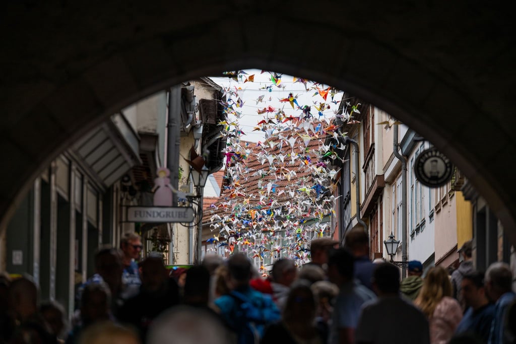 Traditionell wird die zwischen den Häusern auf der Krämerbrücke zum Krämerbrückenfest eine Kunstinstallation angebracht. (Archivbild)