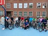 Der ehemalige Rennradprofi Marcel Kittel (Mitte links) war anlässlich der Deutschland Tour 2025 zu Besuch bei der Gemeinschaftsschule Thomas Mann in Magdeburg. Hier mit Schülerinnen und Schülern der Klasse 6b.