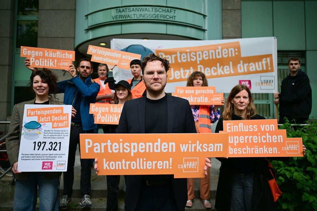 Protestaktion von Lobbycontrol vor dem Verwaltungsgericht Berlin.