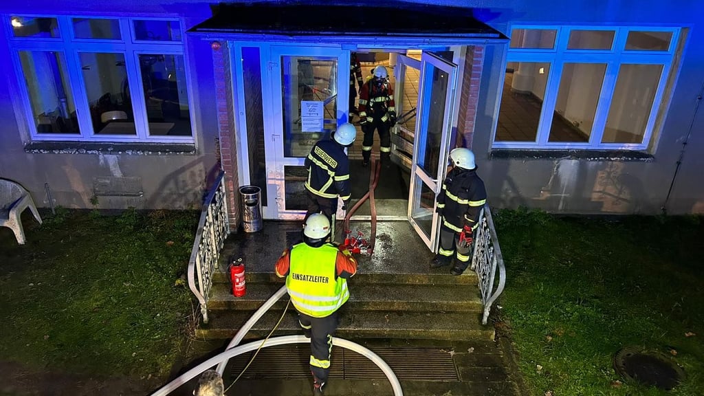 Wegen eines Brandes in einem Flüchtlingsheim in Coswig steht ein 24-Jähriger vor Gericht. Die Anklage: versuchter Mord.