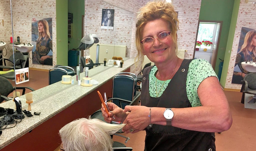 Friseurin Anke Ertzholz muss ihren Laden schließen, aber verliert trotzdem ihr Lächeln nicht.