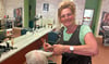 Friseurin Anke Ertzholz muss ihren Laden schließen, aber verliert trotzdem ihr Lächeln nicht.
