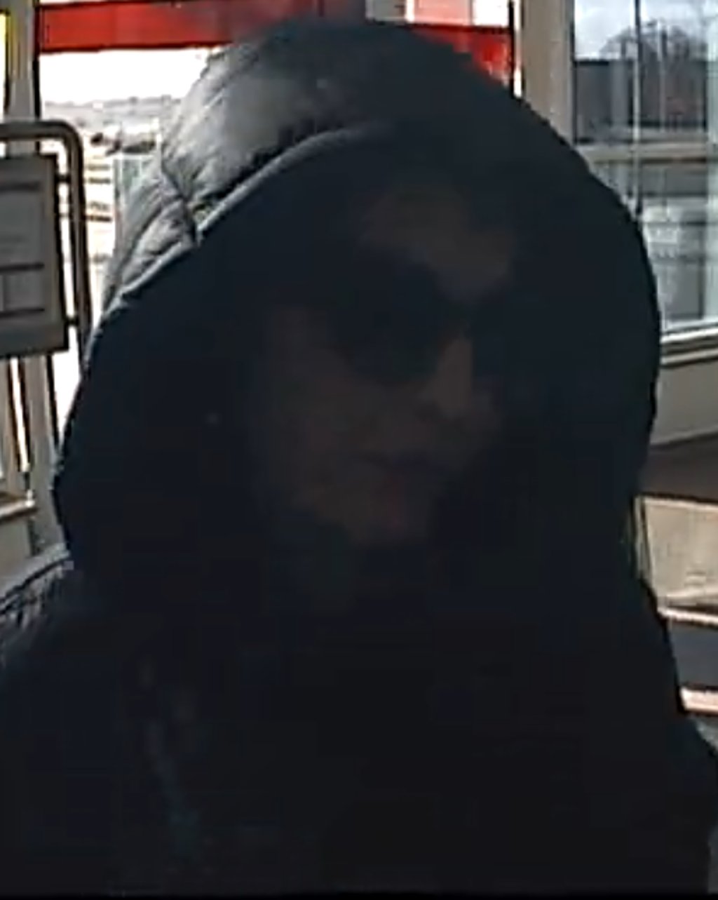 Diese unbekannte Frau soll mit der Geldkarte einer Seniorin in Wolfen Geld abgehoben haben.