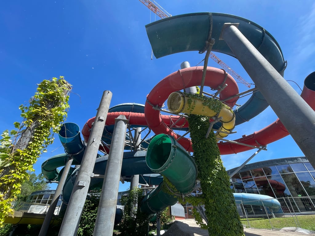 Diese Röhren enden im Nichts: Die beliebte Rutschenlandschaft im Spaßbad Maya mare wird in den kommenden Monaten komplett erneuert.