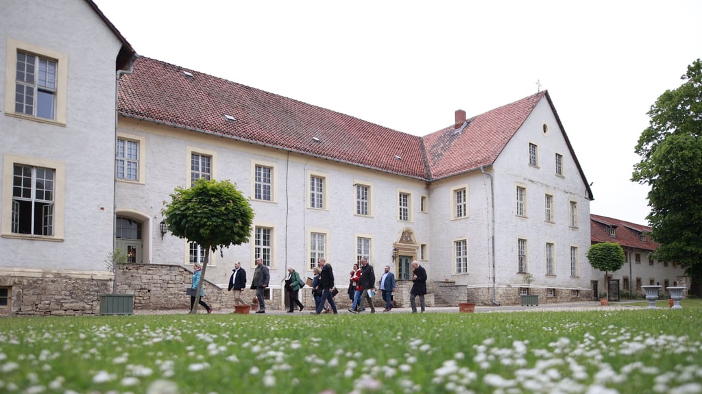 Die Bewertungskommission für den Landeswettbewerb „Unser Dorf hat Zukunft“ schaut sich das denkmalgeschützte Kloster Hedersleben an.