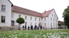 Die Bewertungskommission für den Landeswettbewerb „Unser Dorf hat Zukunft“ schaut sich das denkmalgeschützte Kloster Hedersleben an. 