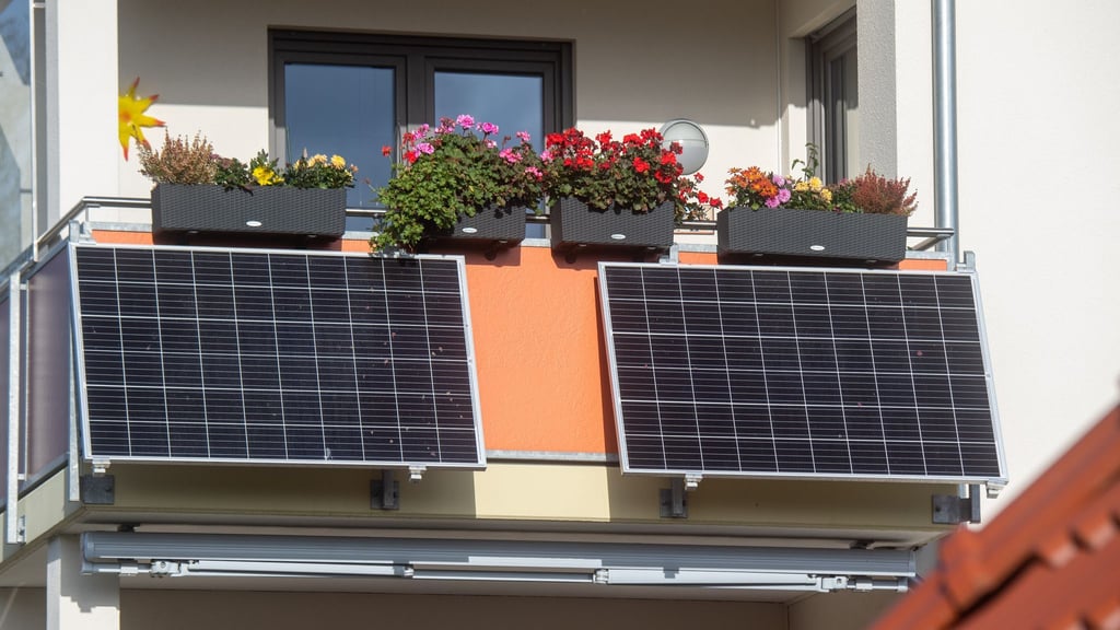 Passenden Standort finden: Wer die Module leicht angewinkelt nach Süden ausrichtet, kann die Stromausbeute deutlich erhöhen.