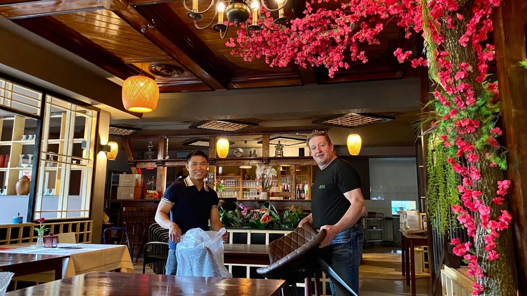 Stühlerücken: Kim Truong Hoang und Henning Schoft bereiten die Wiedereröffnung des Wernigeröder Restaurants "Alte Waldmühle" vor.