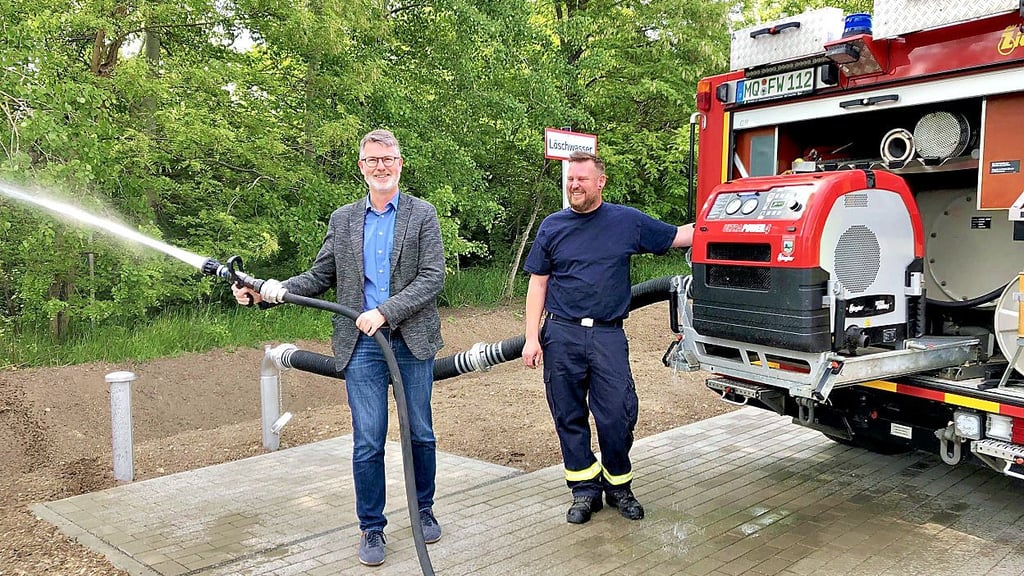 Braunsbedras Bürgermeister Steffen Schmitz (l.) probierte gleich aus, ob die neue Löschwasserzisterne im Ortsteil Roßbach auch funktioniert.