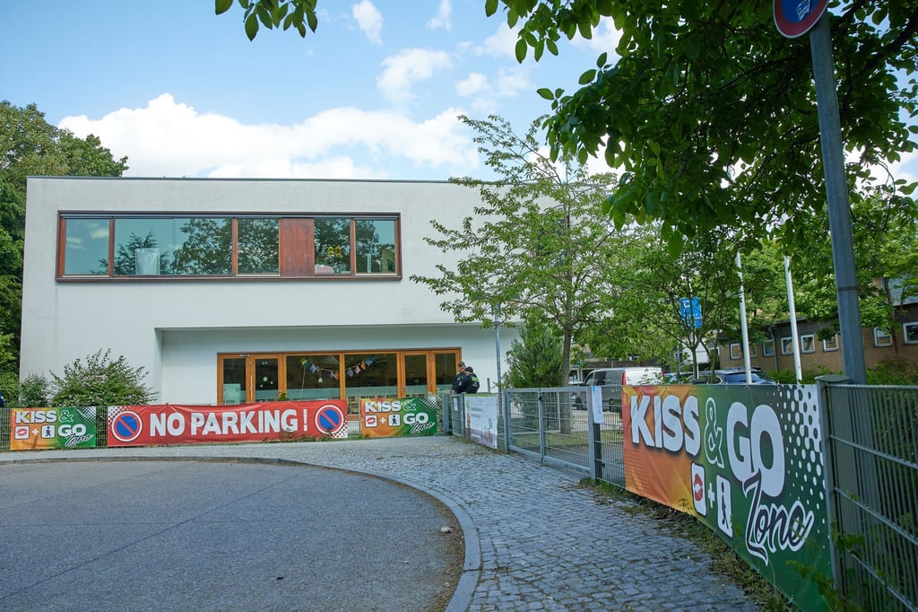 An einer Schule in Spandau wurde ein schwer verletzter Elfjähriger gefunden.