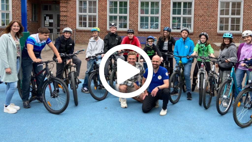 Der ehemalige Rennradprofi Marcel Kittel (Mitte links) war anlässlich der Deutschland Tour 2025 zu Besuch bei der Gemeinschaftsschule Thomas Mann in Magdeburg. Hier mit Schülerinnen und Schülern der Klasse 6b.