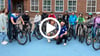 Der ehemalige Rennradprofi Marcel Kittel (Mitte links) war anlässlich der Deutschland Tour 2025 zu Besuch bei der Gemeinschaftsschule Thomas Mann in Magdeburg. Hier mit Schülerinnen und Schülern der Klasse 6b.