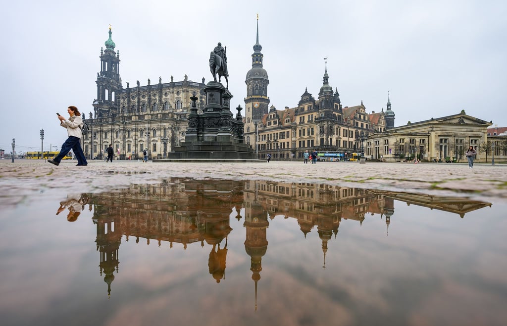 Grauer Himmel, Regen und Wind erwartet die Menschen im Freistaat am Donnerstag. (Archivbild)