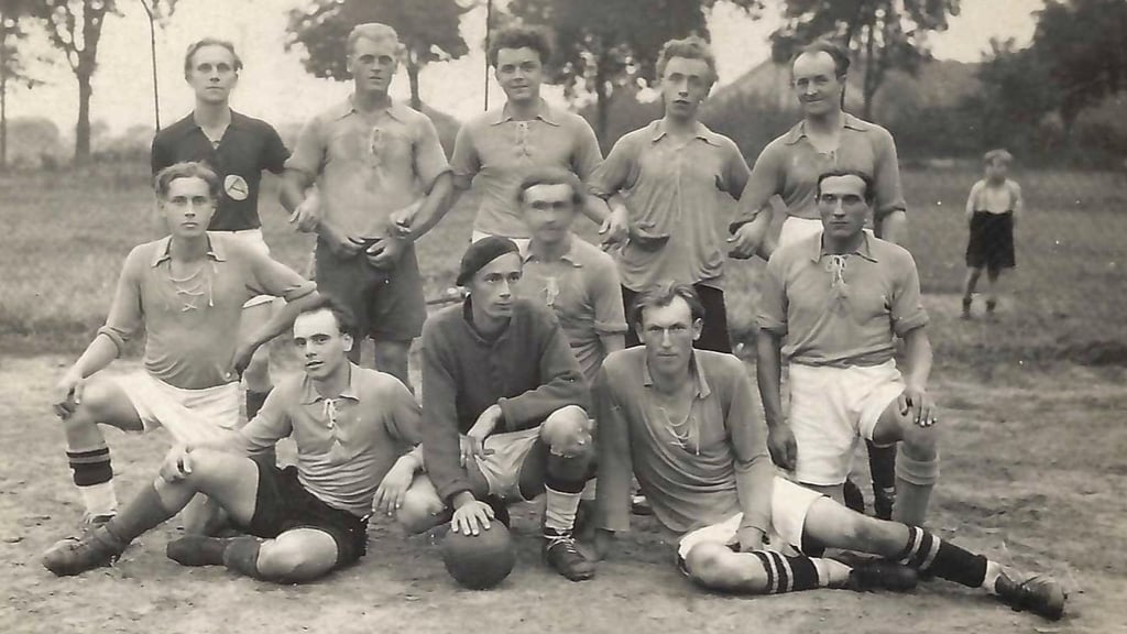 Seit 140 Jahren geht es in Angern sportlich her, historische Fotos zeigen die Fußballer von einst.