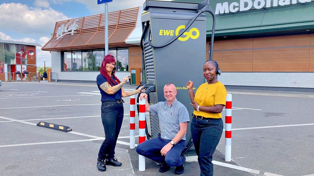 Gemeinsam mit langjährigen Mitarbeiterinnen präsentiert Filialleiter Sebastian Bannert eine der nagelneuen Elektro-Ladesäulen auf dem McDonald’s-Parkplatz an der A9 bei Coswig.