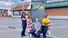 Gemeinsam mit langjährigen Mitarbeiterinnen präsentiert Filialleiter Sebastian Bannert eine der nagelneuen Elektro-Ladesäulen auf dem McDonald’s-Parkplatz an der A9 bei Coswig.