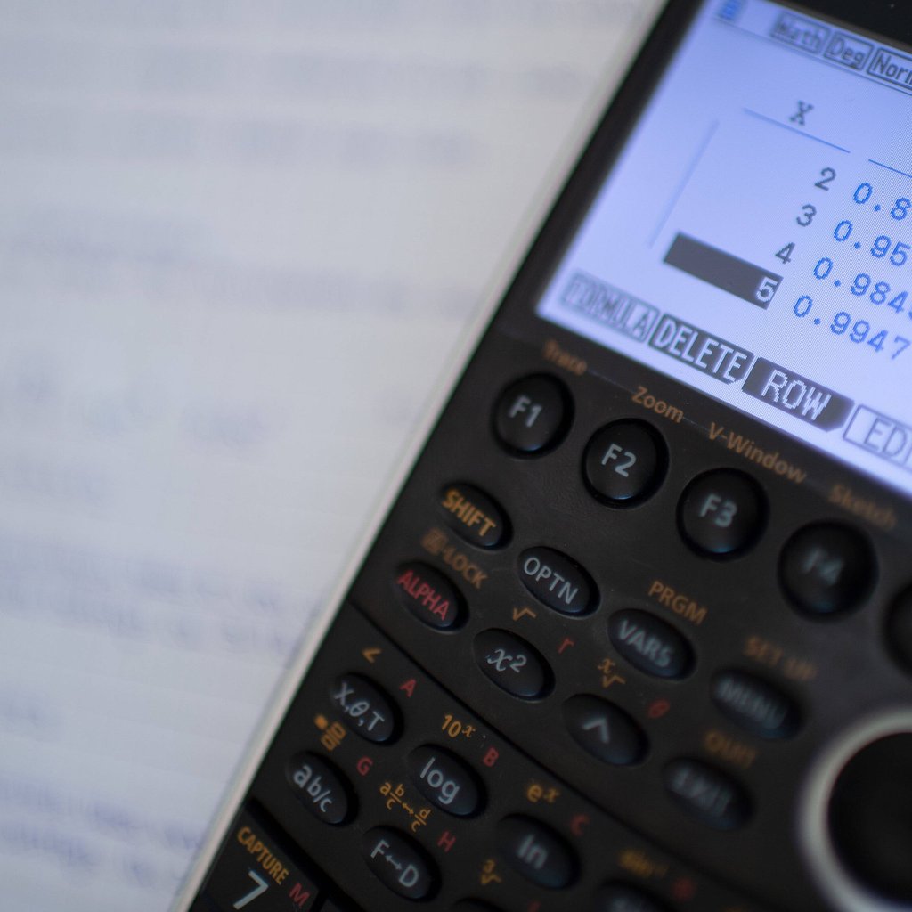Taschenrechner, etwas Logik und die Grundrechenarten - all das hilft Prüflingen beim Mathematik-Abitur. 