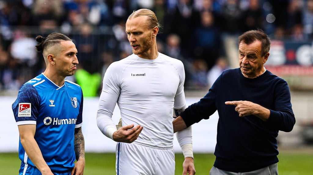 Sportchef Otmar Schork mit den FCM-Stammkräften Baris Atik und Dominik Reimann nach dem letzten Heimspiel der Saison gegen Fortuna Düsseldorf.