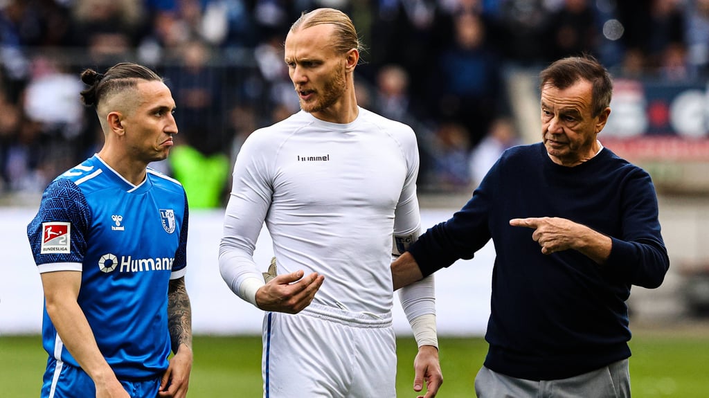 Sportchef Otmar Schork mit den FCM-Stammkräften Baris Atik und Dominik Reimann nach dem letzten Heimspiel der Saison gegen Fortuna Düsseldorf.